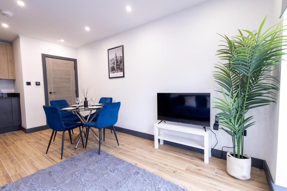 Modern Borehamwood Flat - 2 Min Walk to Station Apartment in London