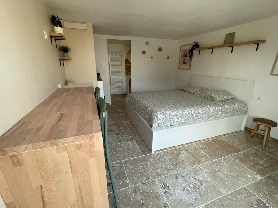 Bed, Night, Living room, Photo of the whole room, Seating area, Bedroom, acessibility
