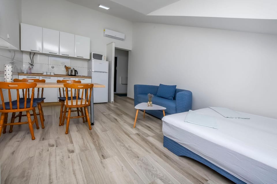 Bed, Kitchen or kitchenette, Seating area, Dining area, air conditioner