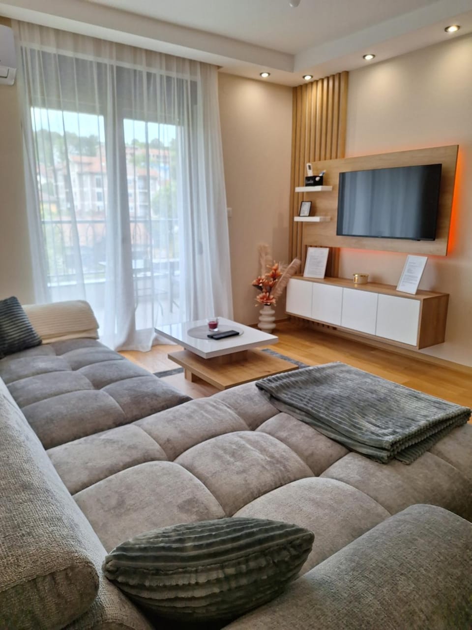 Living room, Photo of the whole room