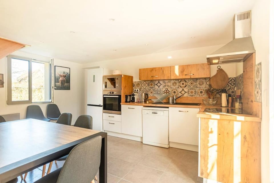 Kitchen or kitchenette, Dining area, dishwasher, oven, pet friendly, stove, toaster