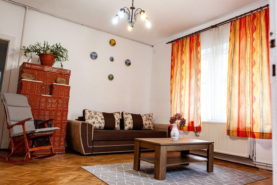 Retro Green Cottage with a Barkyard - Pet Friendly House in Brasov