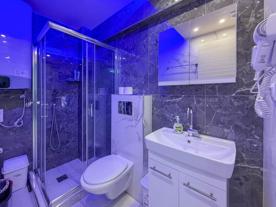 Shower, Toilet, Bathroom, Bath, towels