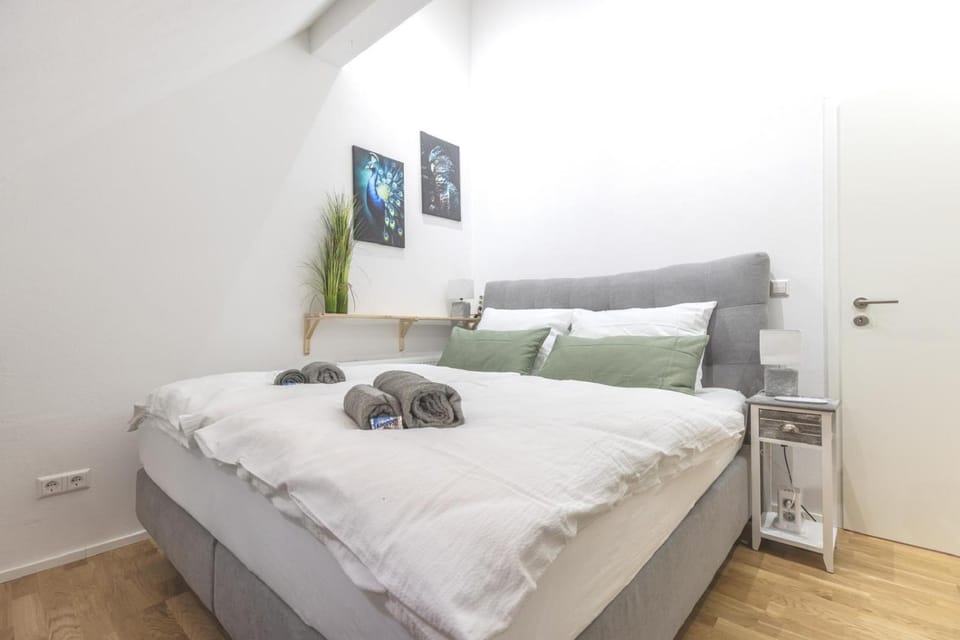 Bed, Bedroom, towels, towels