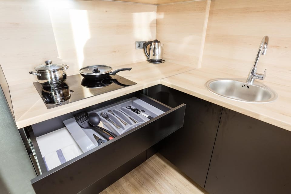 Coffee/tea facilities, Kitchen or kitchenette, stove