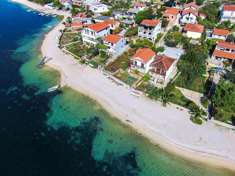 Bird's eye view, Location