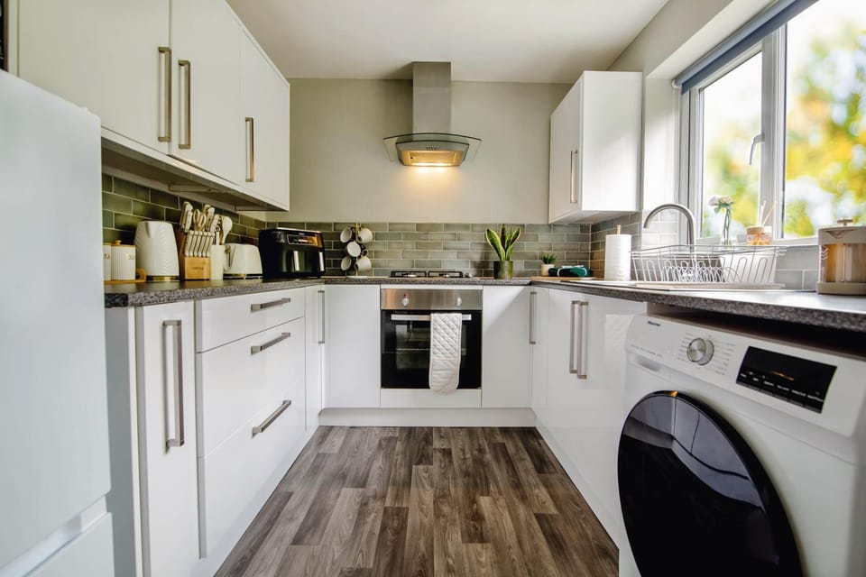 Coffee/tea facilities, Kitchen or kitchenette, oven, pet friendly, stove, toaster, washing machine