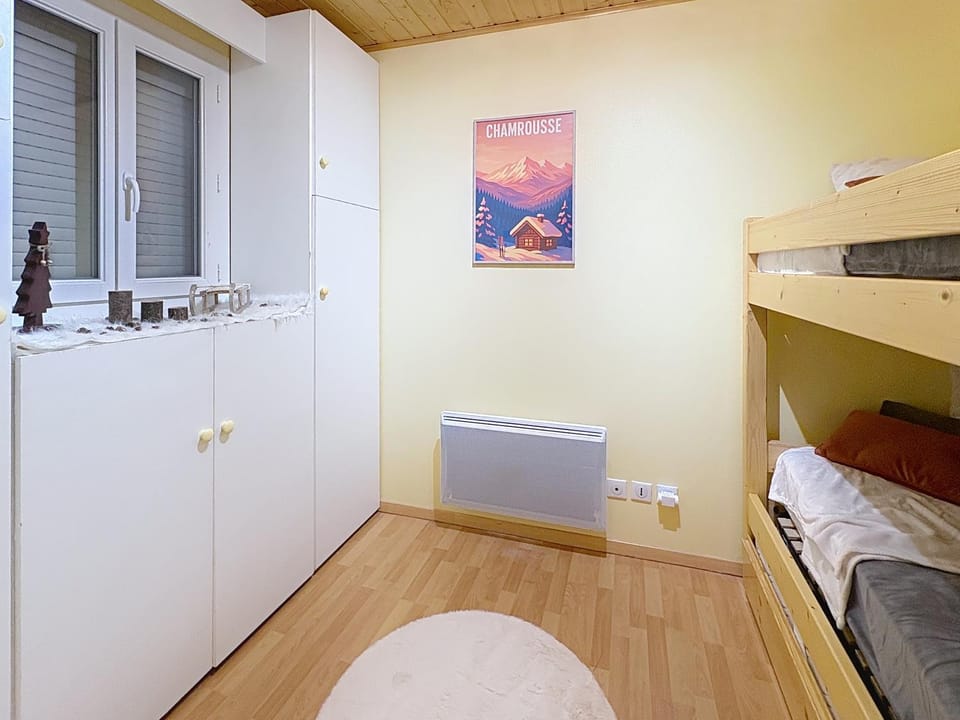 Photo of the whole room, Bedroom