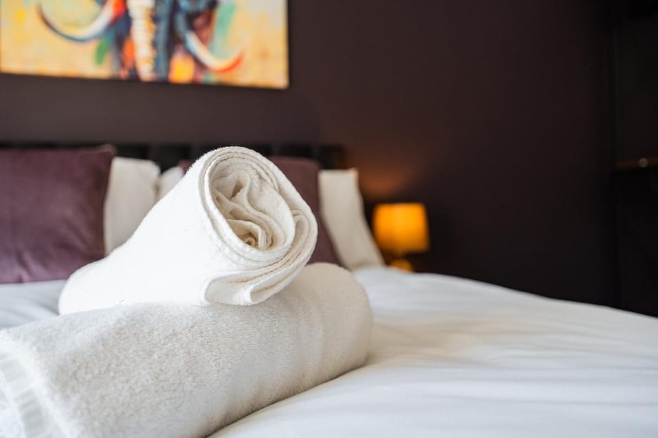 Bed, Bedroom, towels