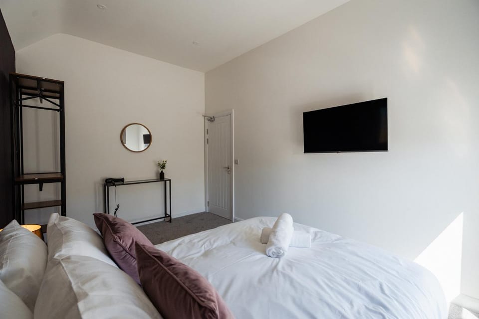 Bed, TV and multimedia, Photo of the whole room, Bedroom