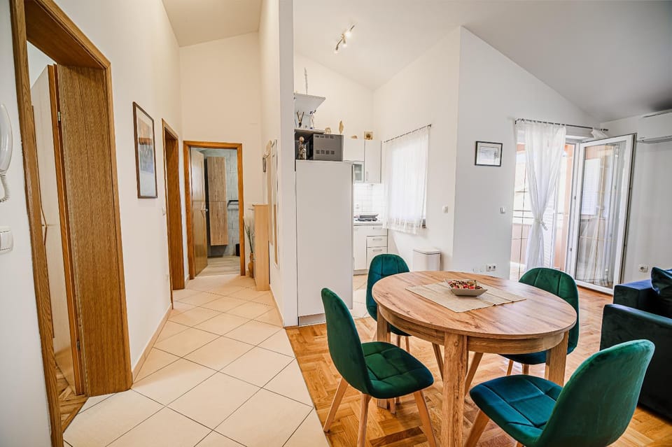 Kitchen or kitchenette, Living room, Seating area, Dining area, air conditioner