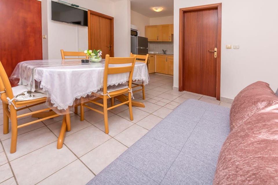 TV and multimedia, Kitchen or kitchenette, Seating area, Dining area, microwave