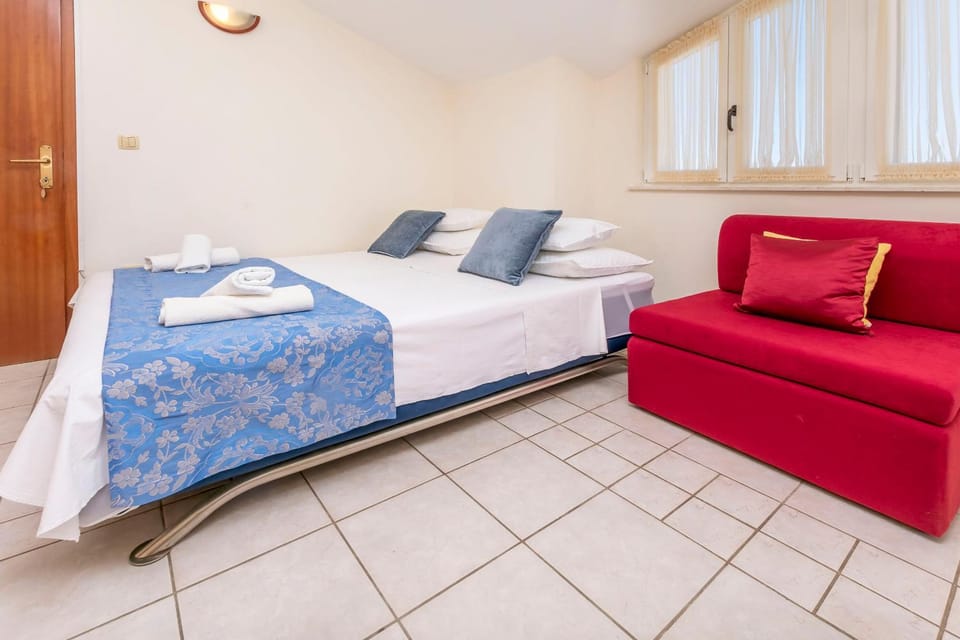 Bed, Living room, Photo of the whole room, Seating area, Bedroom, towels
