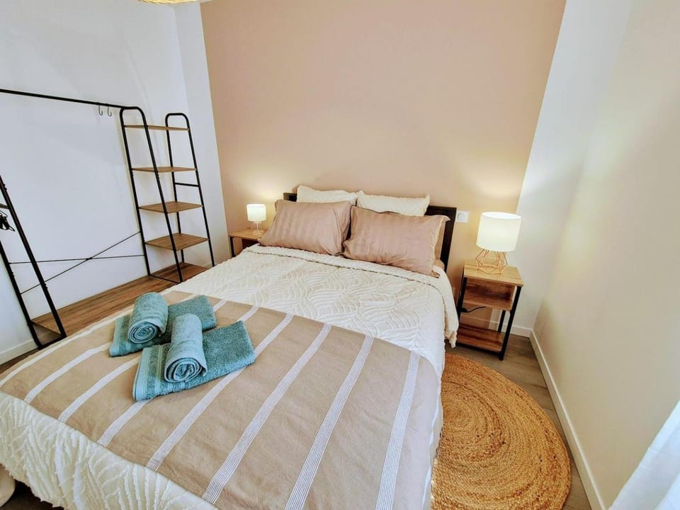 Appartement "Le Lotus" centre Cholet 6pers Apartment in Pays de la Loire