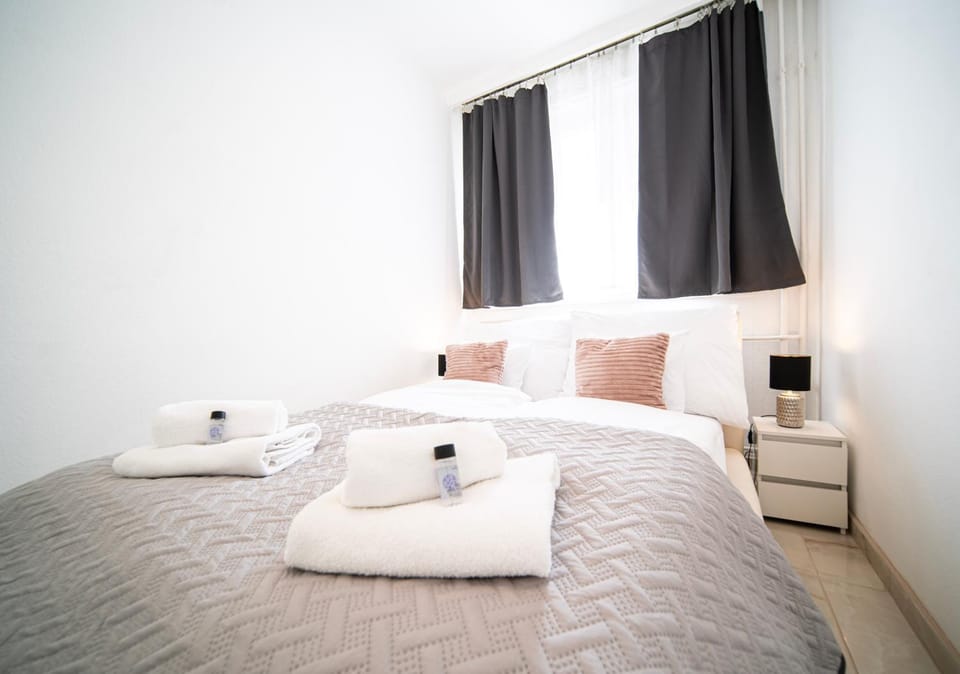 Bed, Bedroom, towels
