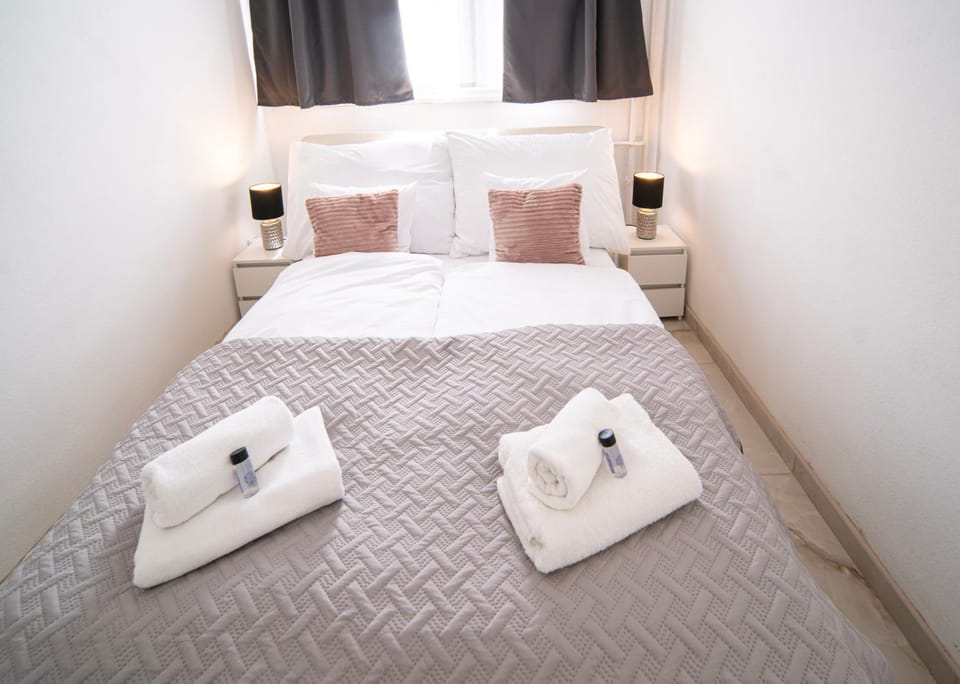 Bed, Bedroom, towels