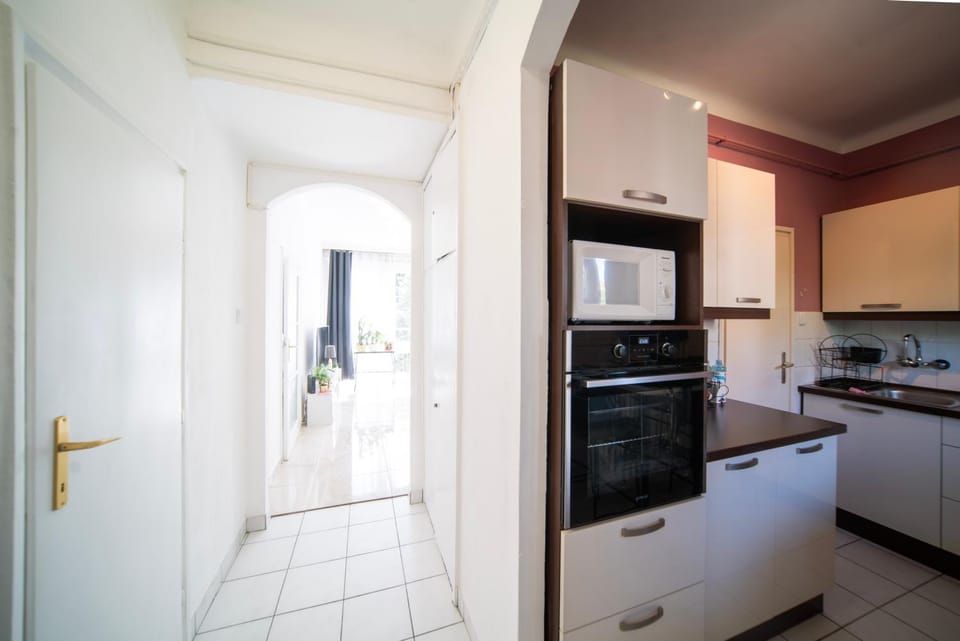 Kitchen or kitchenette, oven, stove
