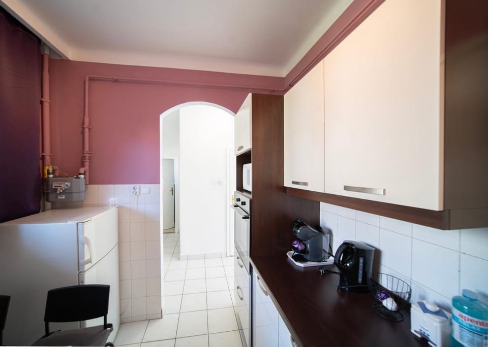 Coffee/tea facilities, Kitchen or kitchenette, oven, stove, toaster