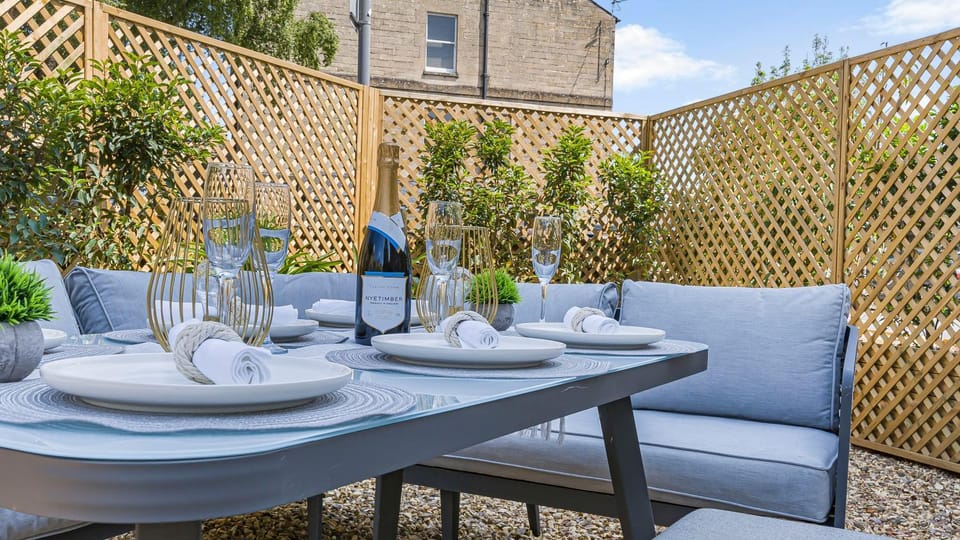 Elegant Garden Apartment, Private Parking & EV Charger, Walk to Town Apartment in Cirencester