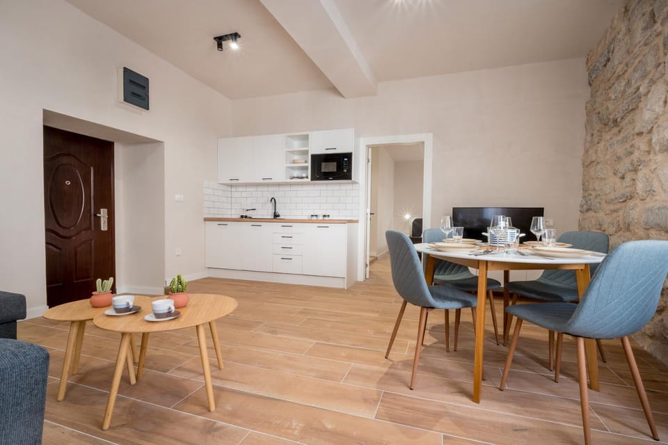 TV and multimedia, Kitchen or kitchenette, Living room, Dining area