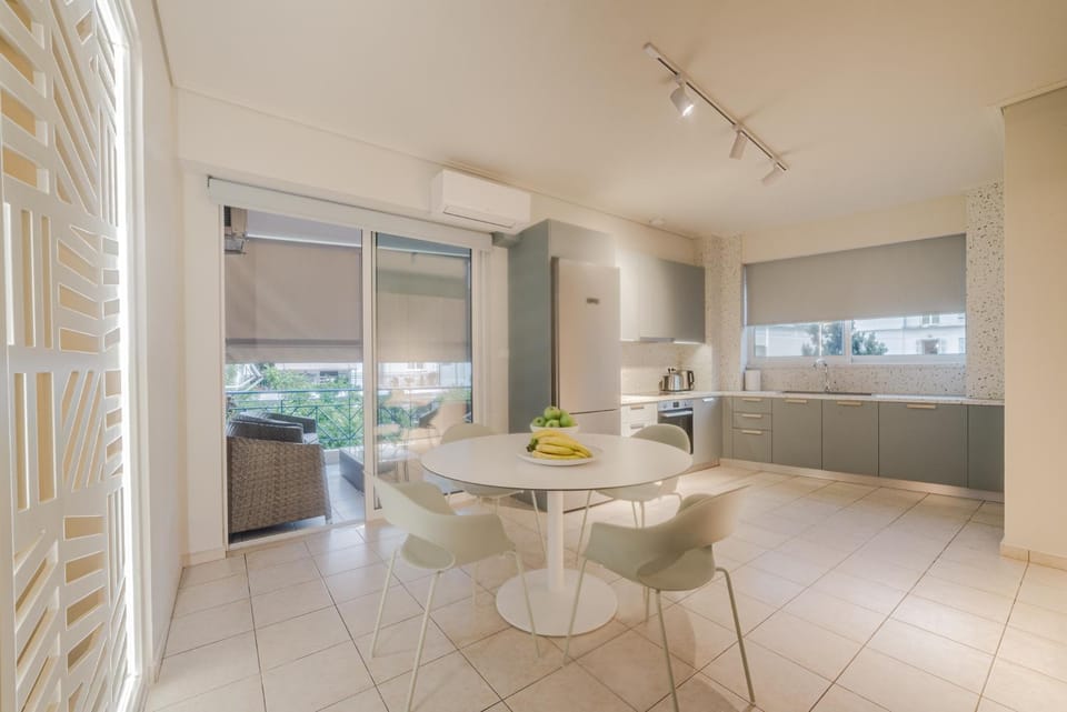 Kitchen or kitchenette, Dining area, stove