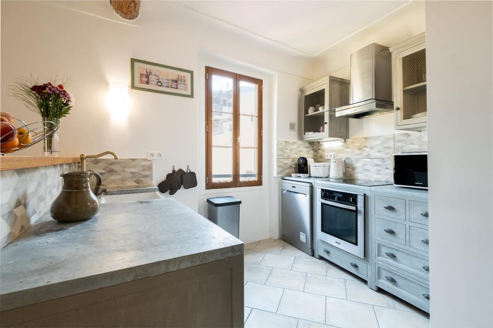 "Le Cream" by EnjoyNice, Old Nice, quiet Apartment in Nice