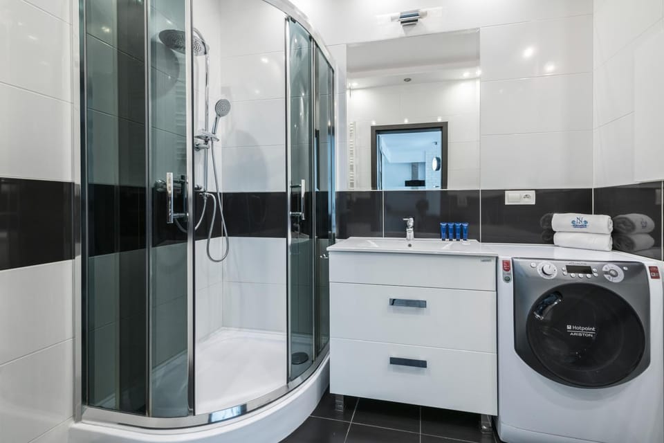 Shower, Bathroom, towels, washing machine