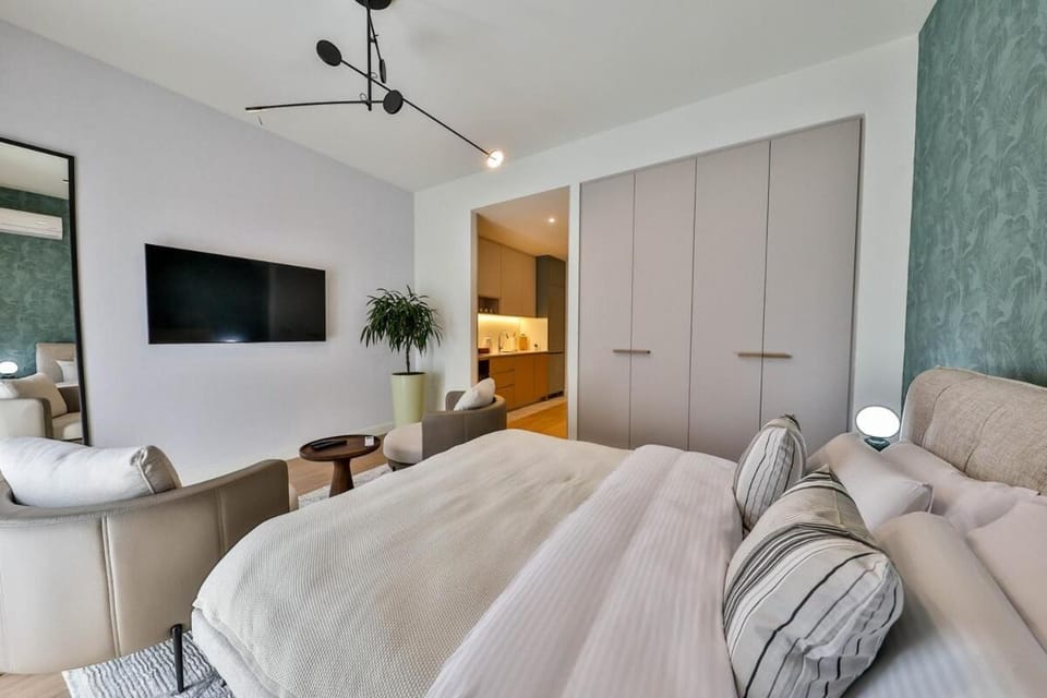 Bed, TV and multimedia, Living room, Photo of the whole room, Seating area, Bedroom, wardrobe