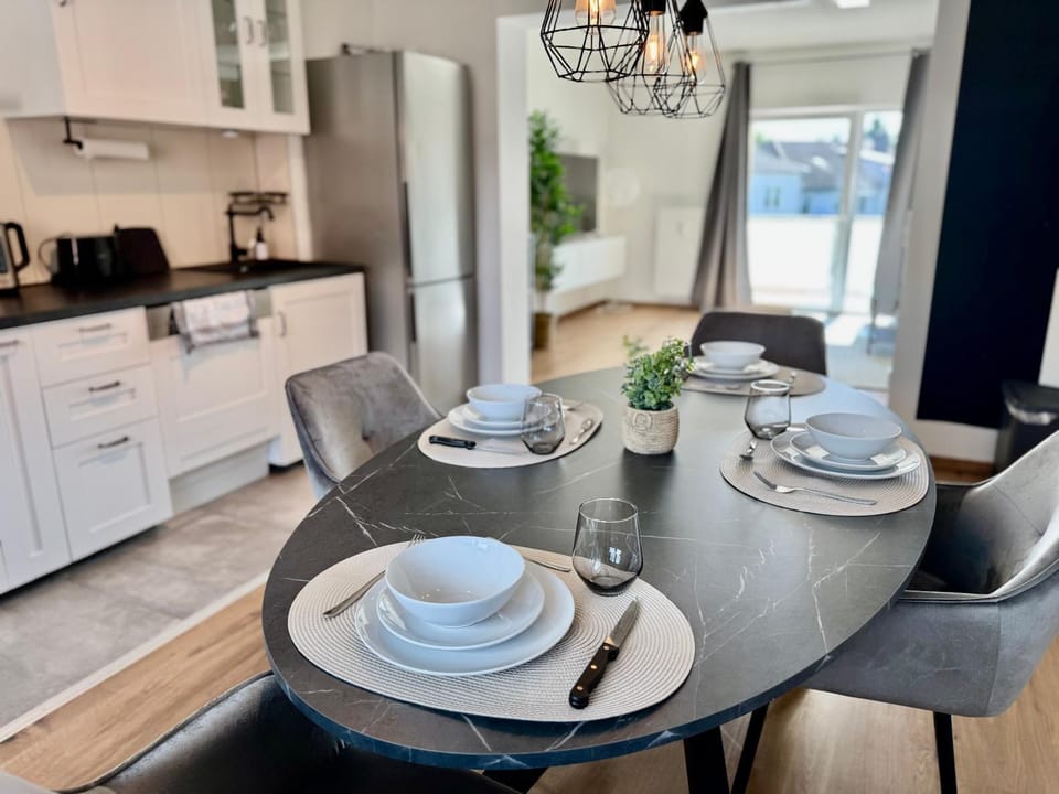 Dining area, Food