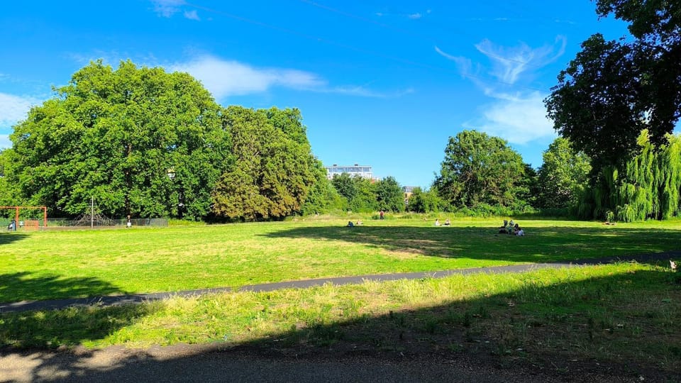 Fully equipped Parkside room 5min from Colliers wood Station R4 Apartment in London