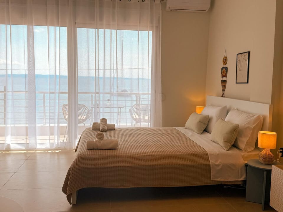 Bed, Natural landscape, Photo of the whole room, Bedroom, Sea view, towels, air conditioner