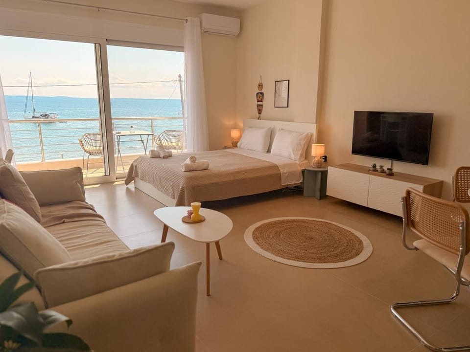 Photo of the whole room, Seating area