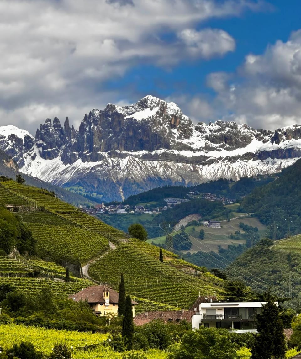 Nearby landmark, Spring, Day, Natural landscape, Landmark view, Mountain view, Location