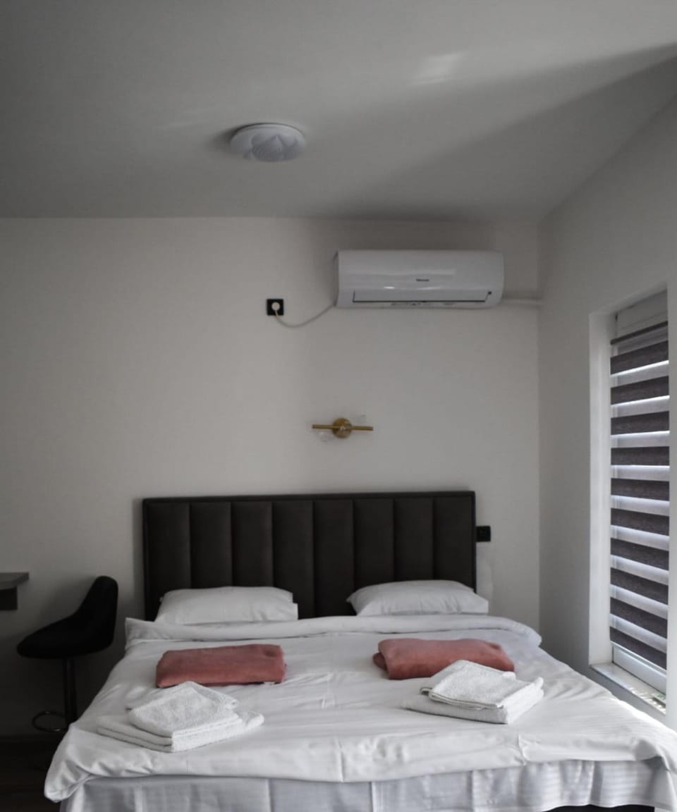 Bed, Bedroom, towels, air conditioner