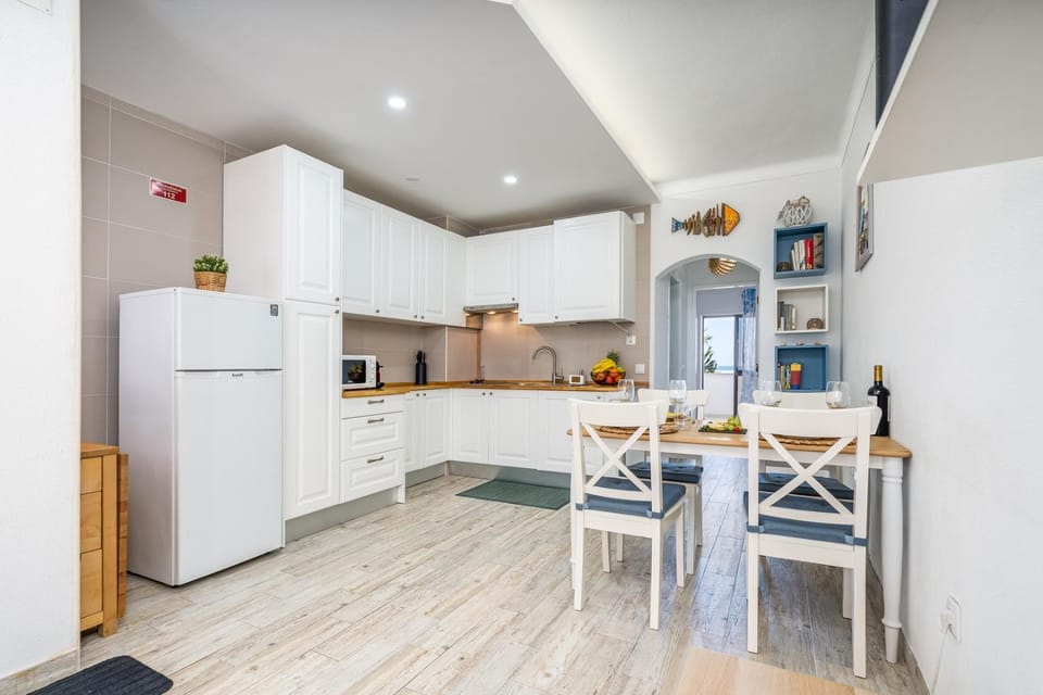 Kitchen or kitchenette, Dining area, oven, stove
