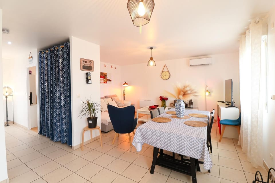 Bed, Living room, Seating area, Dining area, internet, air conditioner