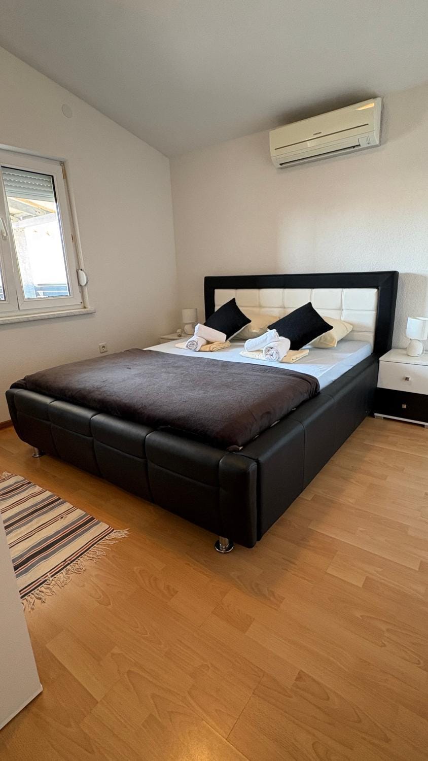Bed, Photo of the whole room, Bedroom, air conditioner