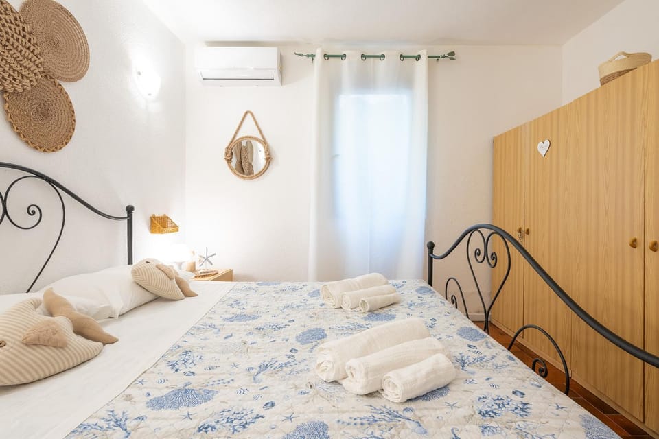Bed, Photo of the whole room, Bedroom, towels, wardrobe, air conditioner