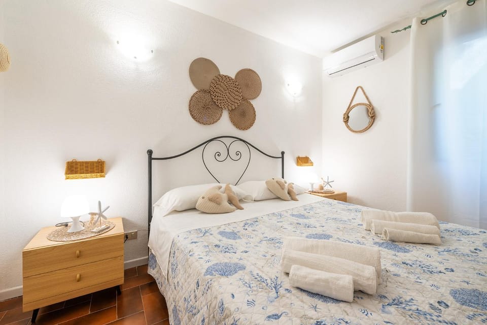 Bed, Bedroom, towels, air conditioner