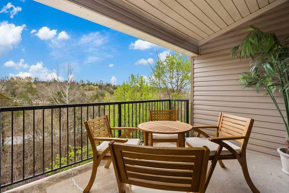 Whiskey's Hillside Retreat - Holiday Hills Branson Golf Resort House in Ozark Mountains
