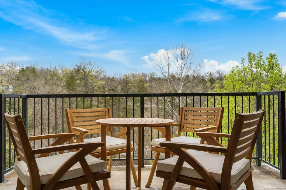 Whiskey's Hillside Retreat - Holiday Hills Branson Golf Resort House in Ozark Mountains