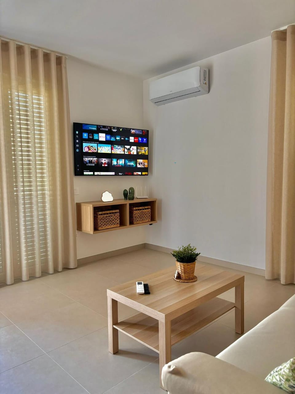 TV and multimedia, Seating area, air conditioner