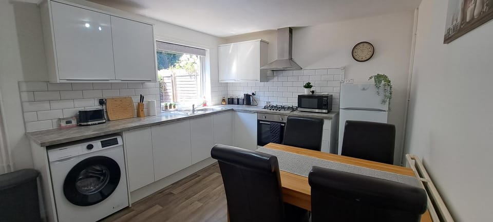Kitchen or kitchenette, Seating area, Dining area, dishwasher, oven, stove, toaster, washing machine