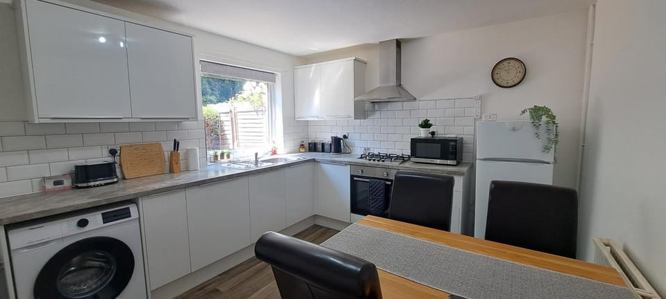 Seating area, Dining area, dishwasher, oven, pet friendly, stove, toaster, washing machine