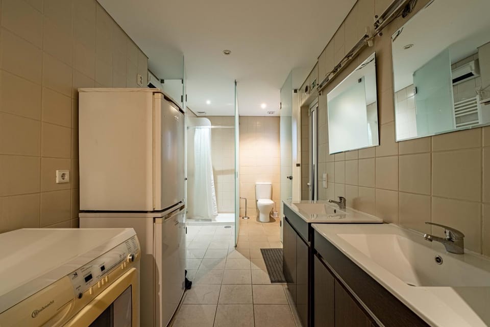 Shower, Bathroom, Kitchen or kitchenette, washing machine, dryer