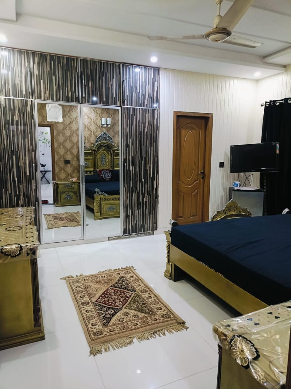 Property building, Communal lounge/ TV room, Bed, TV and multimedia, Photo of the whole room, Evening entertainment, Bedroom, fireplace, air conditioner