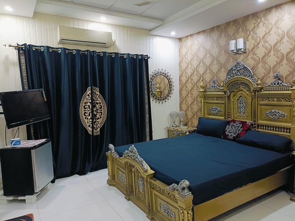 Property building, Communal lounge/ TV room, Bed, TV and multimedia, Living room, Photo of the whole room, Seating area, Evening entertainment, Bedroom, air conditioner