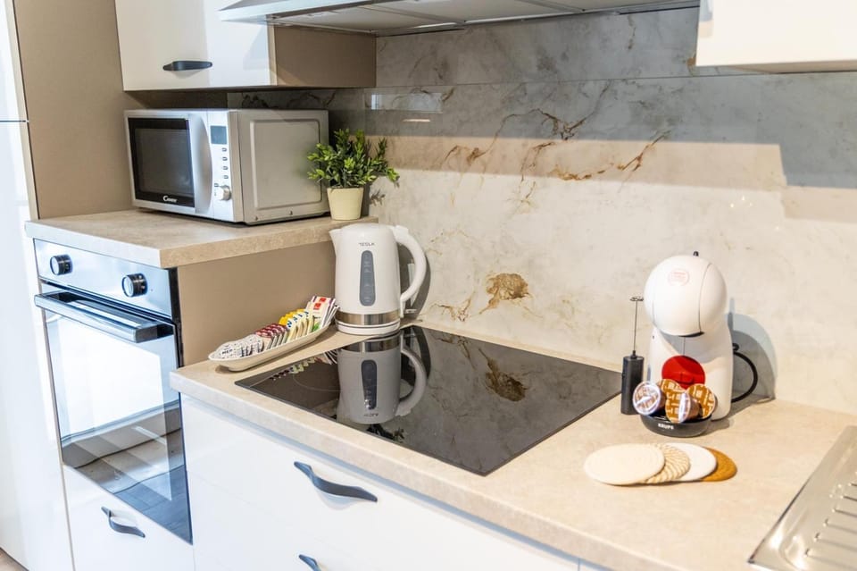 Coffee/tea facilities, Kitchen or kitchenette, dishwasher, microwave, oven, stove