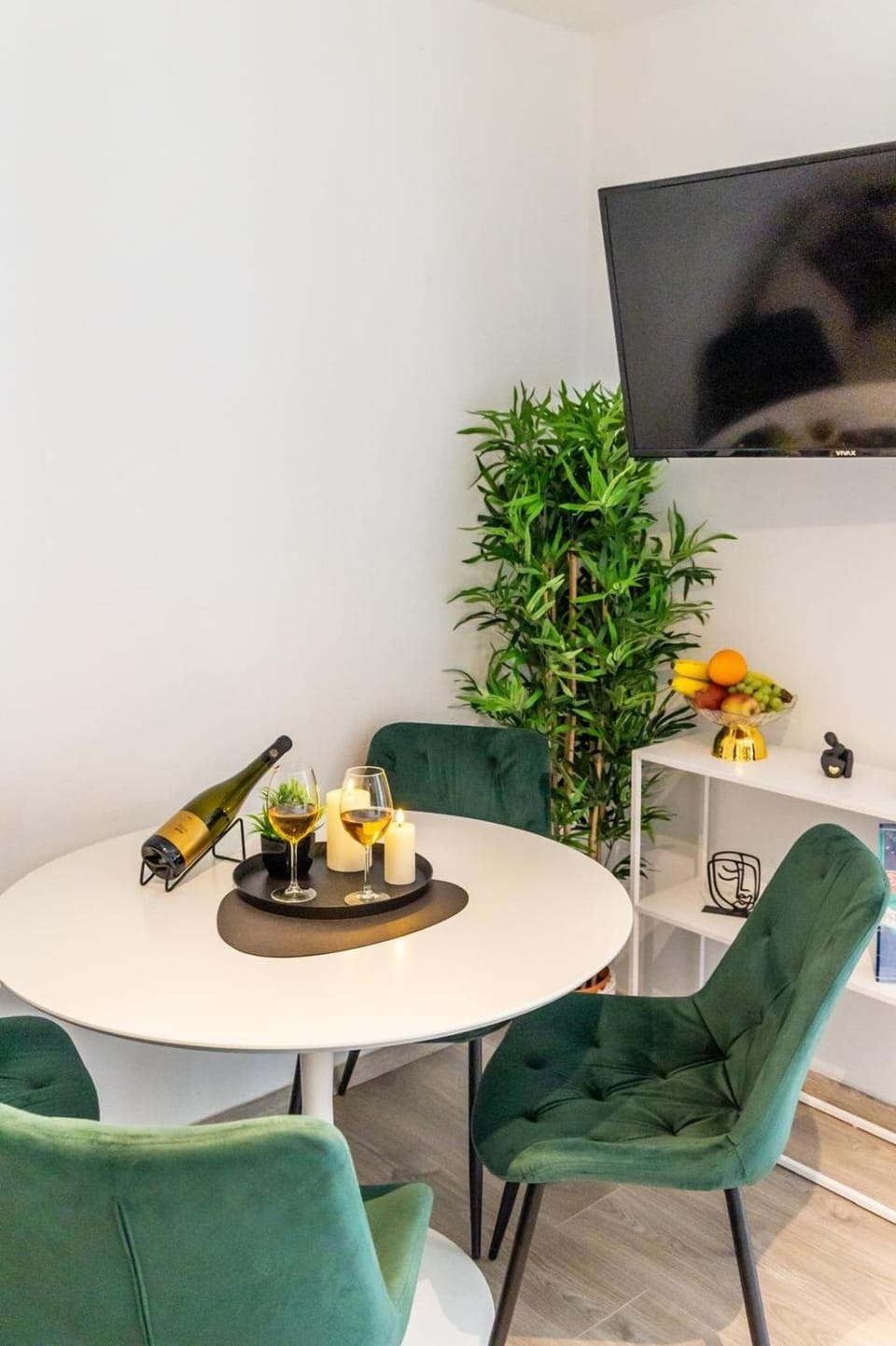 TV and multimedia, Living room, Food and drinks, Seating area, Dining area, Food