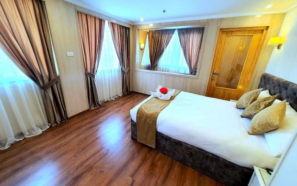 دهبيه كوين شارلوت Hotel in Luxor